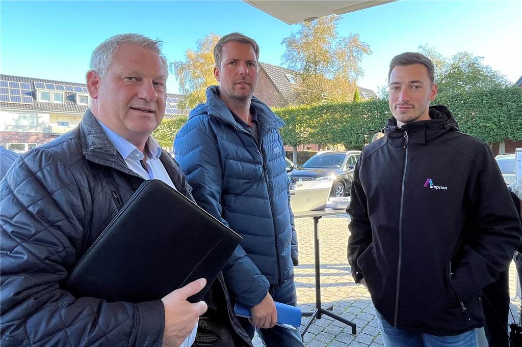 Bürgermeister Dieter Berkemeier, Ortslandwirt Christian Bomberg und Projektsprecher Linus Dahm.