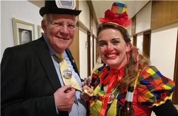 Auch Bürgermeister haben in Karnevalshochburgen nachmittags am Altweiberdonnerstag keinen Dienst, wie hier der ehemalige Bürgermeister von Stadtlohn, Helmut Könning, mit Prinzessin Anke I., die ihm am Altweiberdonnerstag die Krawatte kürzte.