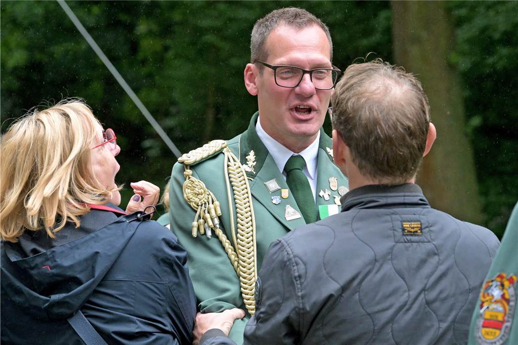 Auch Bürgermeister Lothar Christ gratuliert dem neuen König.