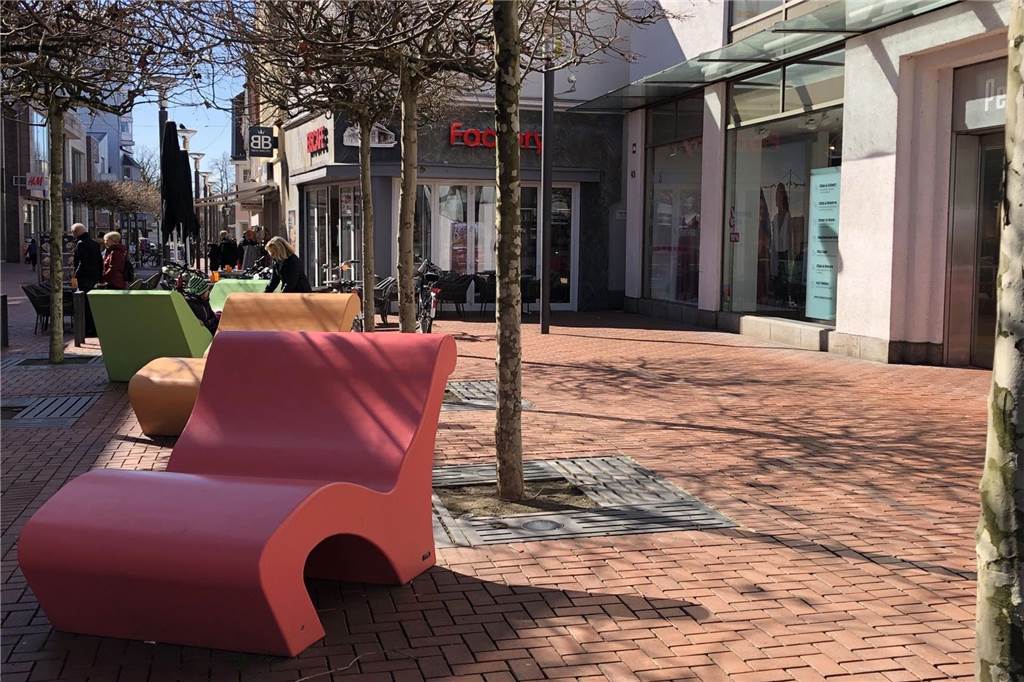 Astrid Linn zur Zukunft der Innenstadt: „City gemeinsam immer wieder neu denken“ Auch bunte Sitzmöbel sollen Aufenthaltsqualität in der Fußgängerzone steigern.