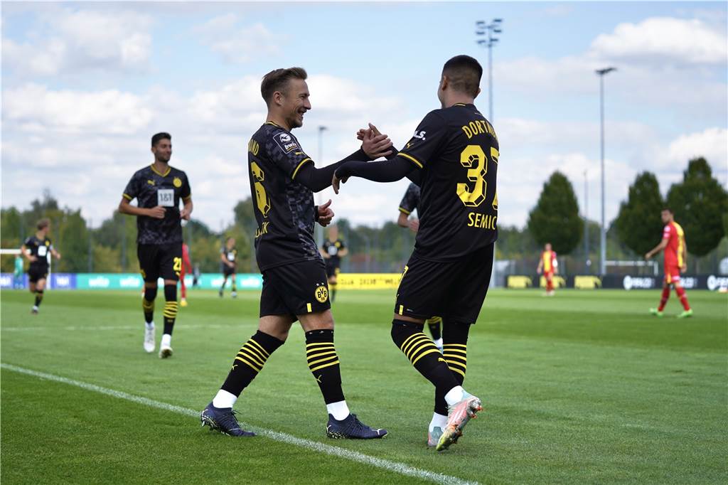 Überraschung beim BVB: Nico Schulz darf wieder spielen Felix Passlack jubelt mit Lion Semic