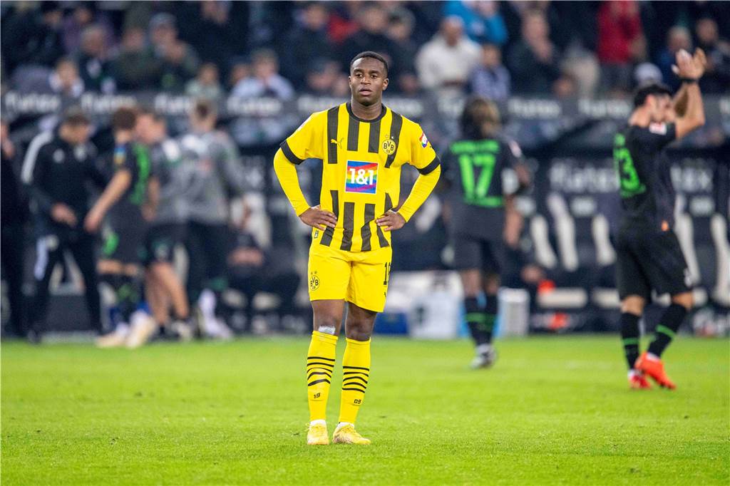 BVB-Einzelkritik zum 2:4: Hummels und Schlotterbeck desolat – Can gibt das Mittelfeld frei Youssoufa Moukoko steht enttäuscht auf dem Rasen.