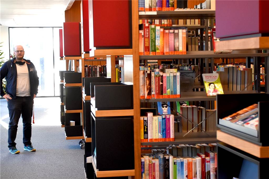 Lockdown in Ahaus: Was bedeutet das für die städtischen Einrichtungen? Auch Daniel Urmetzer, Leiter der Stadtbibliothek Ahaus, darf für Publikum nicht mehr öffnen. Nur noch digitale Ausleihen sind möglich. Hinter den Kulissen der Stadtbibliothek wird dennoch eine Weile weiter gearbeitet.