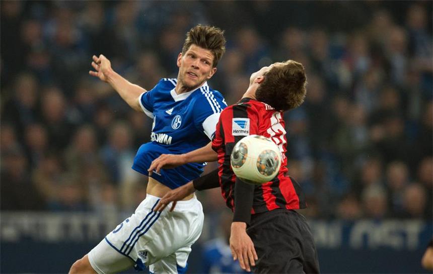 Erfolge helfen beim Schalker Schuldenabbau Auch dank der Tore von Klaas-Jan Huntelaar (l.) kann der FC Schalke 04 weiterhin auf Platz zwei hoffen.
