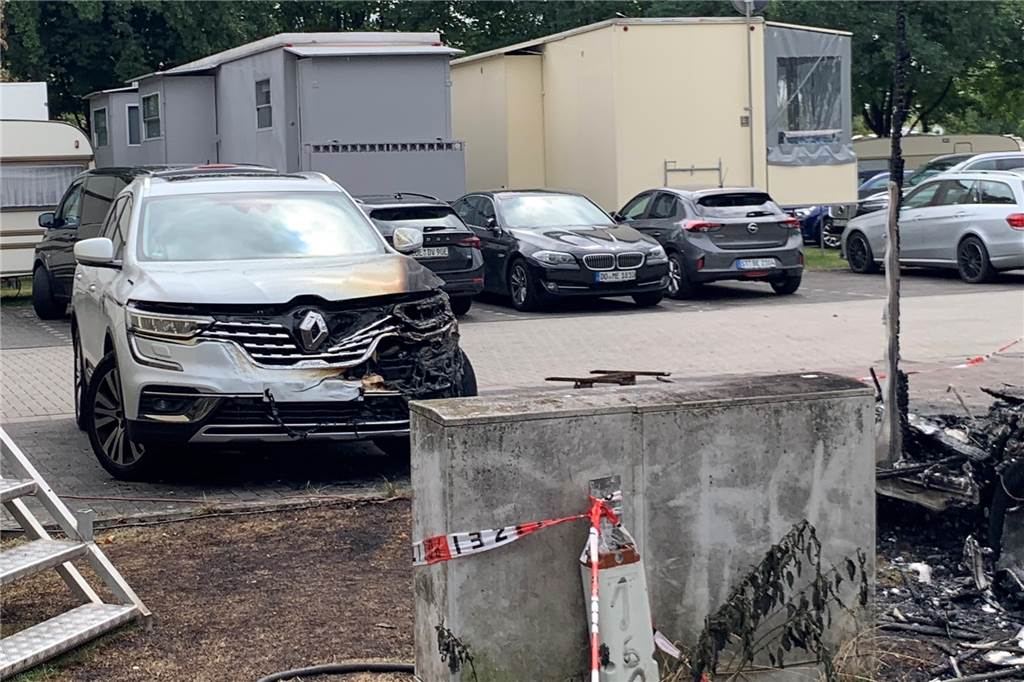 Wohnwagenbrand an der Schützenwiese - Brandursache gefunden Auch das Auto von Axel Averdiek hat beim Wohnwagenbrand Schäden davongetragen.