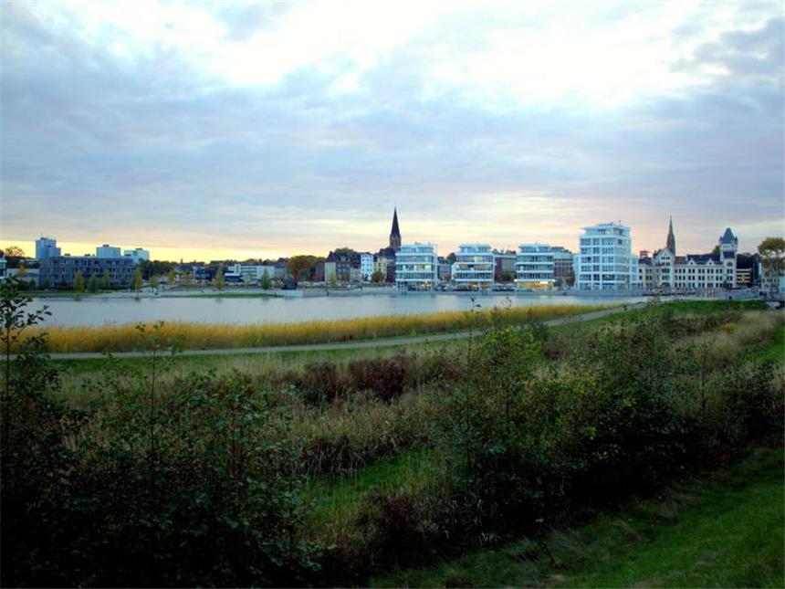 Mehr als Kohle und Stahl: Ruhrpott-Metropole Dortmund Auch das bietet Dortmund: Der Phoenix-See in Hörde mit seinen Villen passt erst einmal gar nicht zum rauen Image der Stadt. Foto: Dortmund Tourismus/Mandana Maged