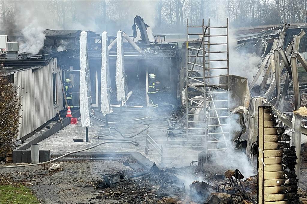 Auch das Clubhaus der Anlage stand in Flammen.