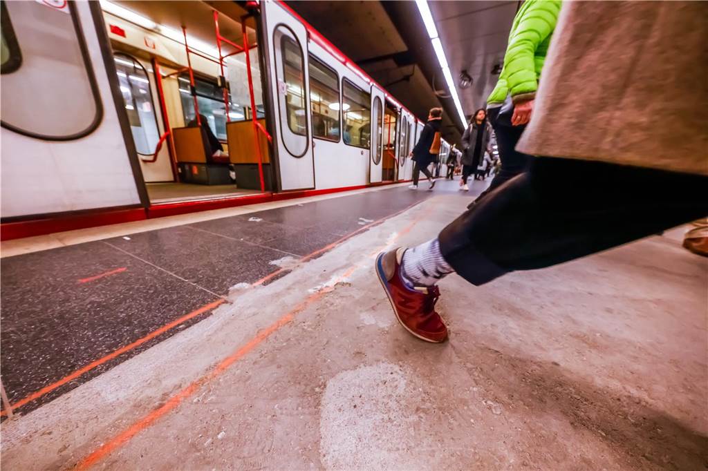 Neues Sozialticket: Gewinn für arme Menschen, aber zu teuer? Eine Stadtbahn in der U-Bahnhaltestelle Hauptbahnhof.