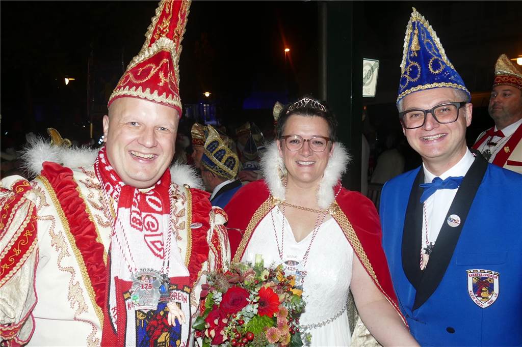 Auch das Dreigestirn der vergangenen Session Prinz Tobias I. (Böing), Prinzessin Steffi I. (Böyer) und Mundschenk Markus (Neumann) aus der Prinzennachbarschaft „Brüningskamp/Dullen Kamp“ wurde noch einmal kräftig bejubelt.