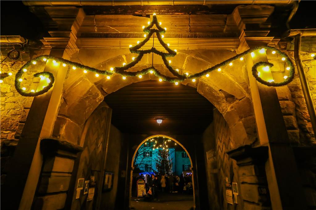 Romantischer Weihnachtsmarkt fällt aus – Schloss leuchtet trotzdem Auch das Eingangstor von Schloss Dellwig wird in der Vorweihnachtszeit leuchten.