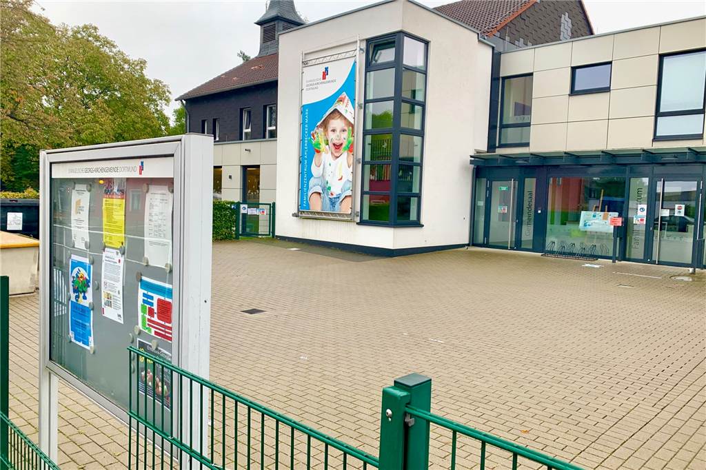 Lkw-Verkehr gefährdet Anwohner und Kinder - Mehr Kontrolle gefordert Auch das Evangelische Familienzentrum liegt an der viel befahrenen Straße.