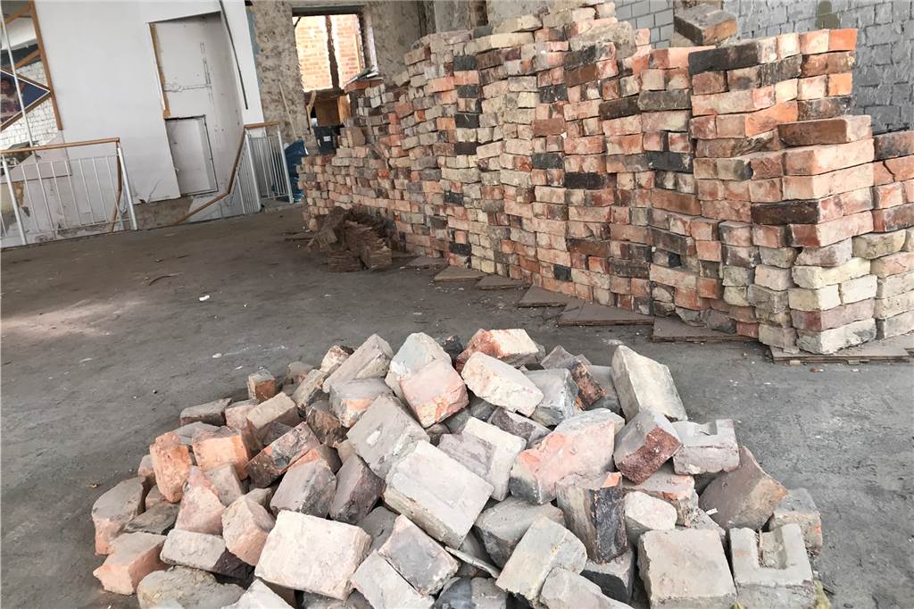 Altstadt Werne: Neuer Eigentümer erklärt im Video Pläne für zwei historische Gebäude Auch das frühere Sporthaus gleicht aktuell noch einer Baustelle. Im Obergeschoss sind Steine gestapelt.