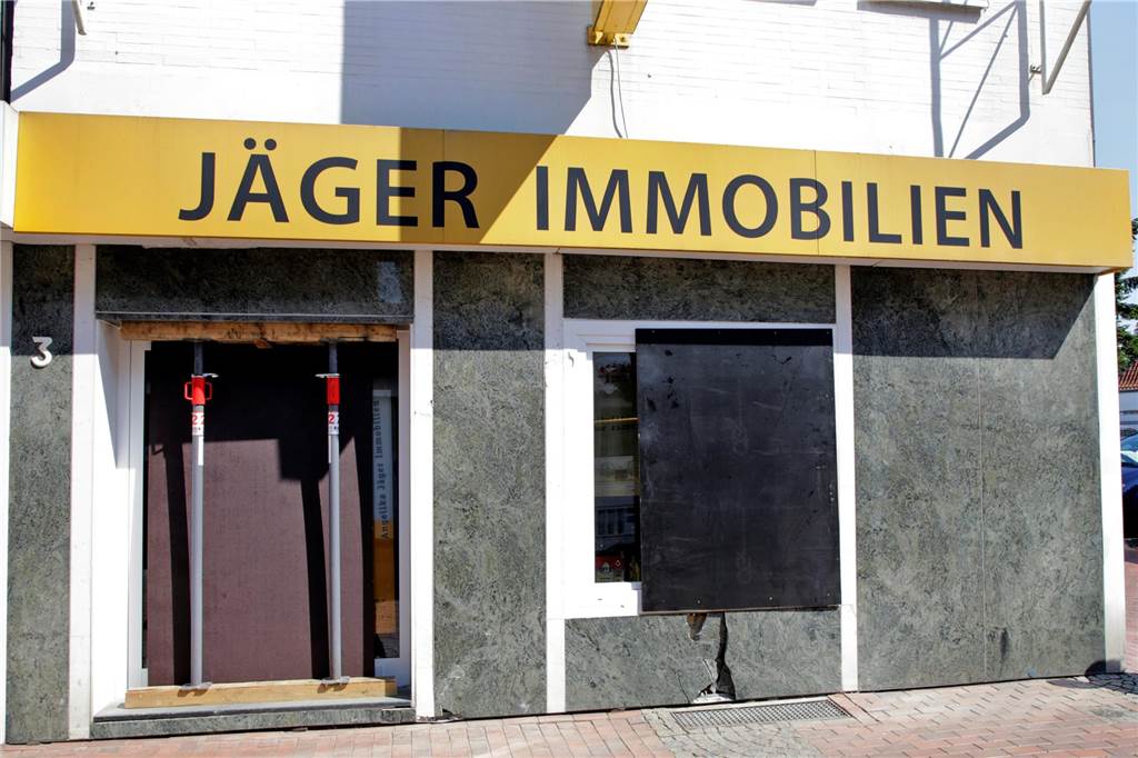 Nach Sprengung des Geldautomaten: Nachbarn Auch das gegenüberliegende Immobilienbüro Jäger ist von der Sprengung betroffen.