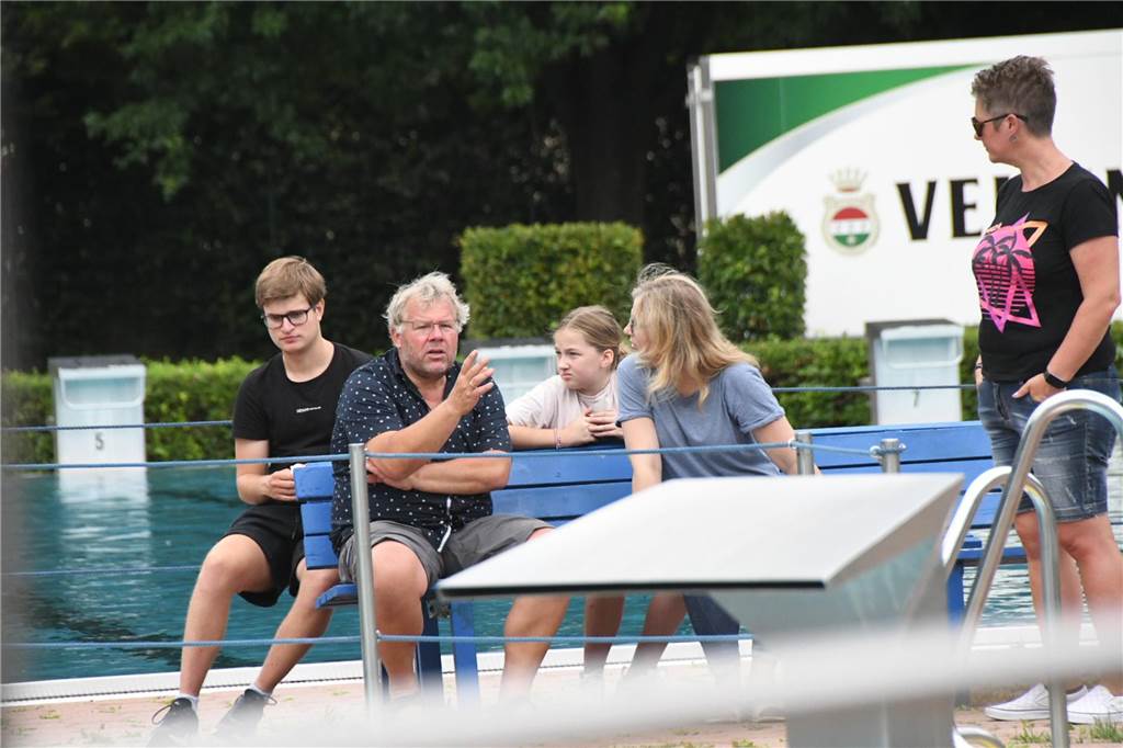 Party zum Zehnjährigen des Bürgerfreibads: Getanzter Dank an Ehrenamtliche Auch das gehört zu einer Party dazu: Plaudern am Beckenrand.