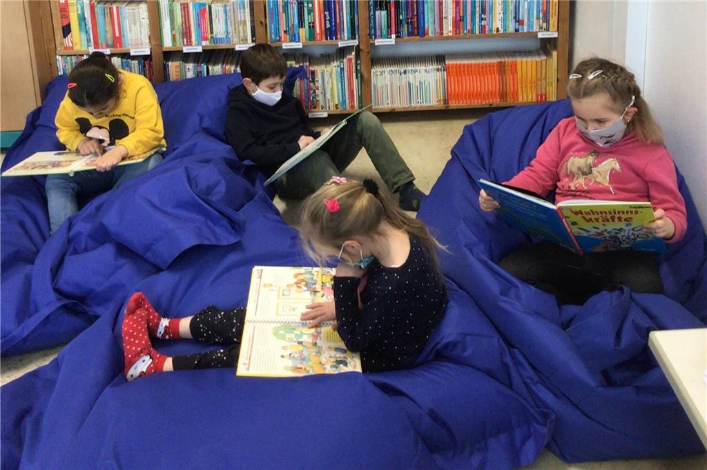 Zusätzliche Lesezeit an Schulen: „Das machen wir schon an vielen Stellen“ Auch das gehört zum Schulalltag: Kinder lesen in gemütlichen Ecken. Das war auch schon zu Coronazeiten so.