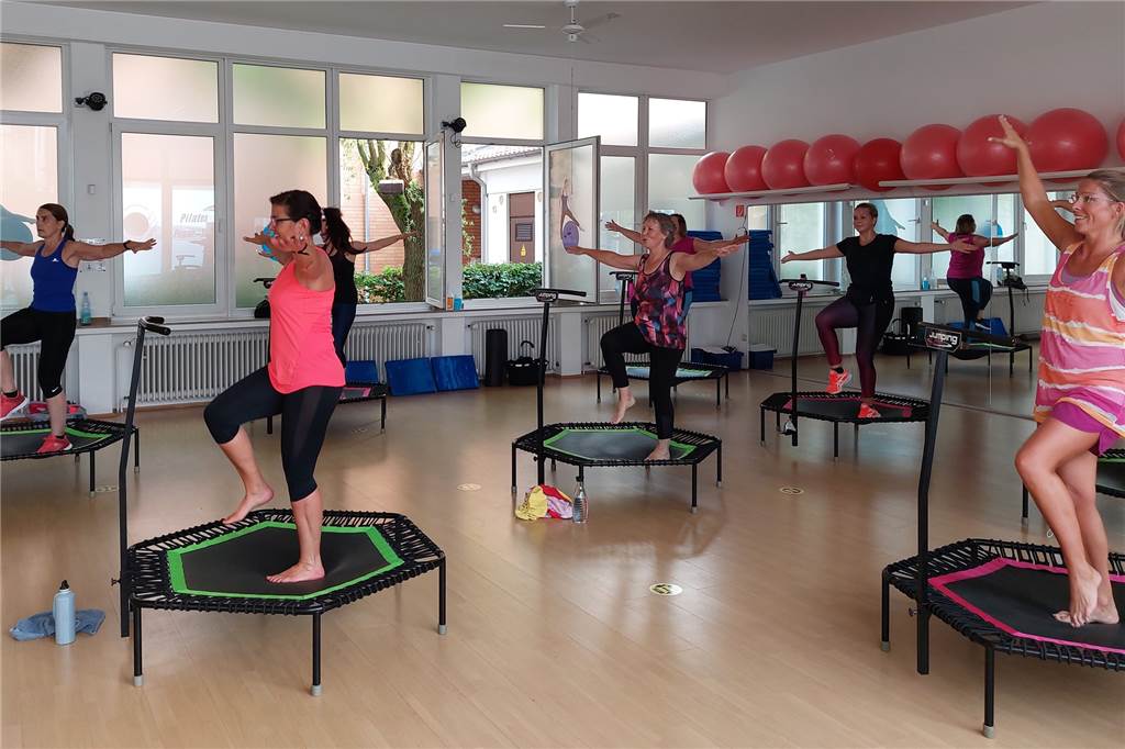 1200 Kalorien in nur 90 Minuten: Jumping Fitness als absoluter Fatburner Auch das Gleichgewicht wird beim Jumping Fitness auf den Trampolinen geschult.