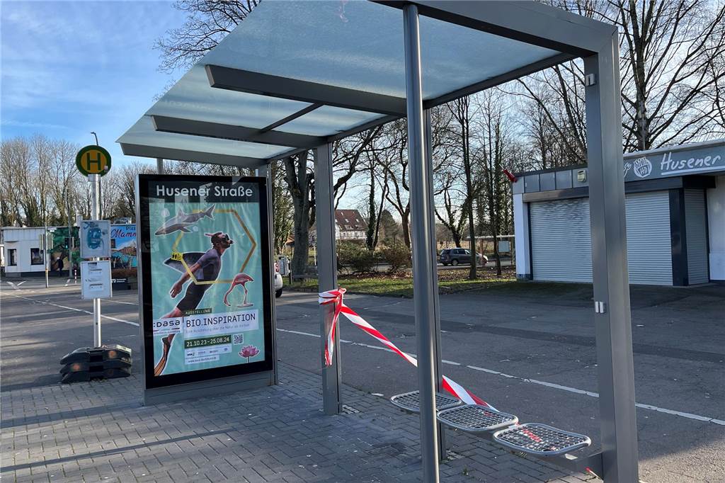Bushaltestelle in Husen zerstört: Anwohner verdächtigt Jugendliche Ein andere Häuschen ohne Rückwand.