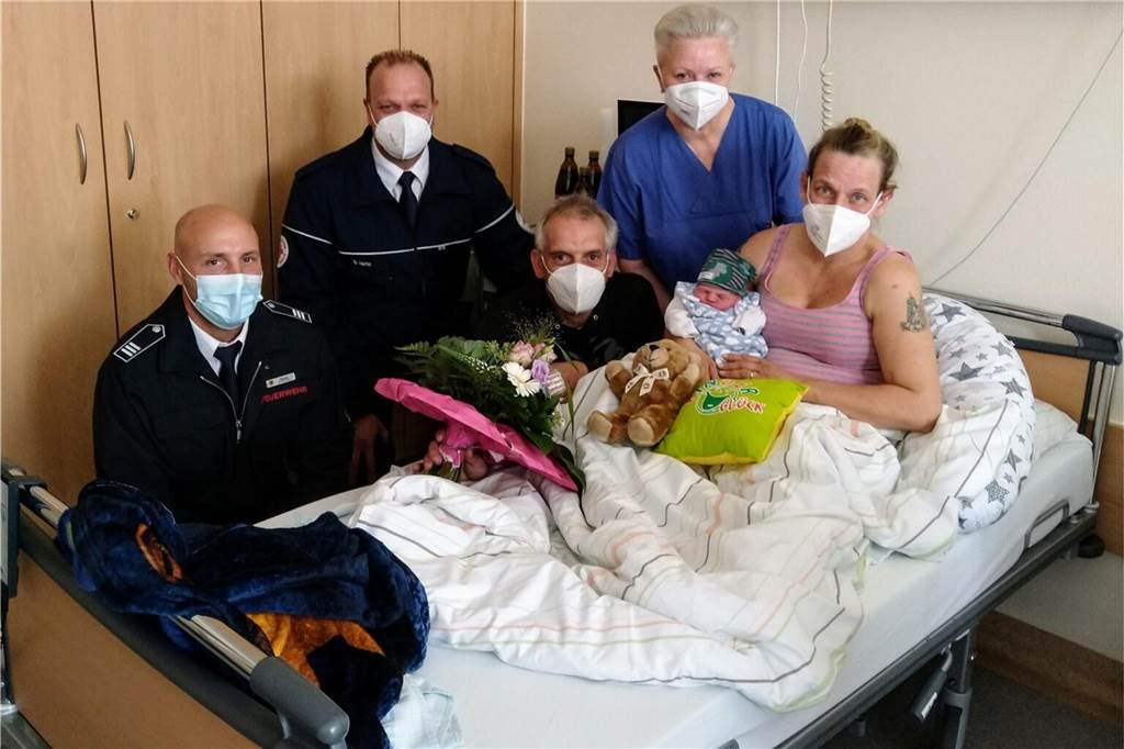 Auch das hat Hebamme Natascha Schäfer erlebt: Kiara, das sechste Kind von Sabrina Scholze, wurde auf der Trage im Rettungswagen geboren. Teddy, Kuschelkissen und Blumen gab es von der Feuerwehr. 