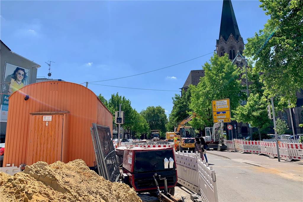 Neues von der „Staustraße“ am Phoenix-See Auch das ist die Faßstraße. Blickrichtung Süden, rechts die Stiftskirche.