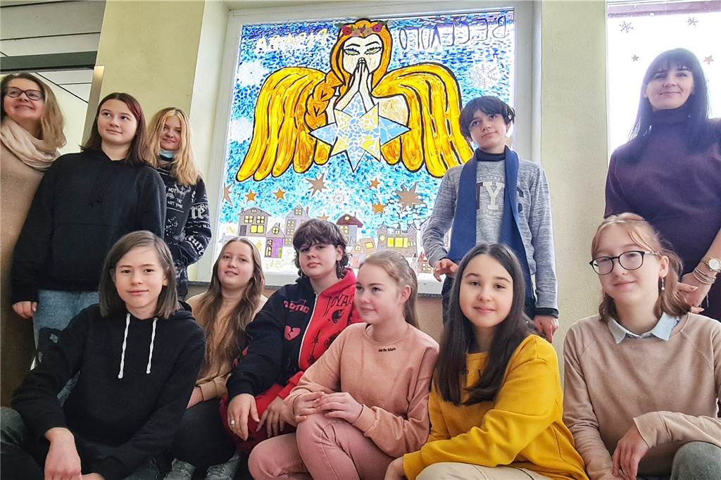Ukrainerin Alla Rozhko betreut Flüchtlingskinder an der Kreuzschule Auch das ist Integration und Identifikation mit der Schule: Die ukrainischen Jugendlichen haben mit ihrem Kurs so wie die übrigen Klassen ein Schulfenster weihnachtlich verziert.