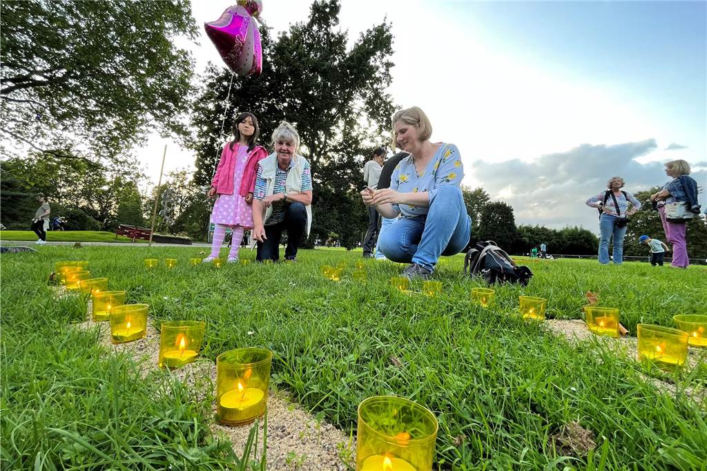 Auch das ist Tradition beim Lichterfest: Die Besucher zünden die Teelichter an.