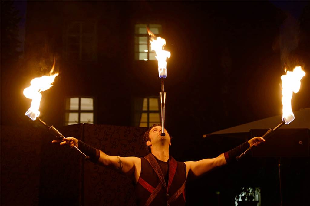 Heißer Job: Der Halterner Michael Held mag das Spiel mit dem Feuer Auch das Jonglieren mit brennenden Fackeln gehört bei seinen Shows dazu.