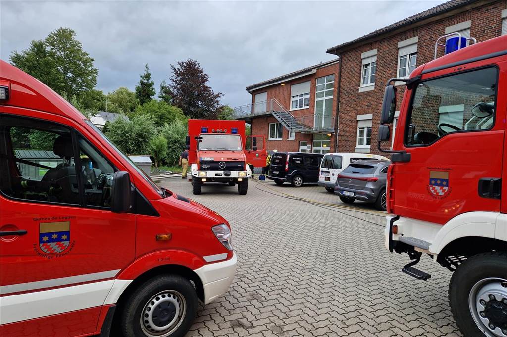 Hochwasser hält Feuerwehr in Atem: Unterstützung aus dem Kreisgebiet vor Ort Einsatzfahrzeuge am Altenwohnhaus in Legden.