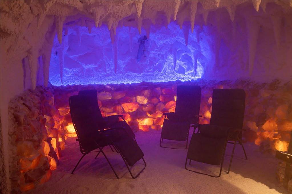 Ein heilsamer Besuch in der Legdener Salzgrotte Auch das Licht spielt beim Aufenthalt in der Salzgrotte eine wichtige Rolle.