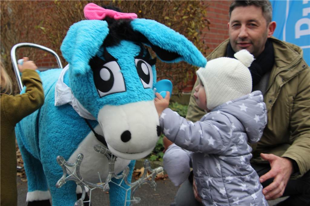 Adventsmarkt: Bürgermeister Orlowski begeistert, obwohl er verliert Auch das Maskottchen der Ruhr Nachrichten, Leni Lensing, war am Sonntag auf den Adventsmarkt nach Selm gekommen. Das freute besonders die ganz jungen Gäste.