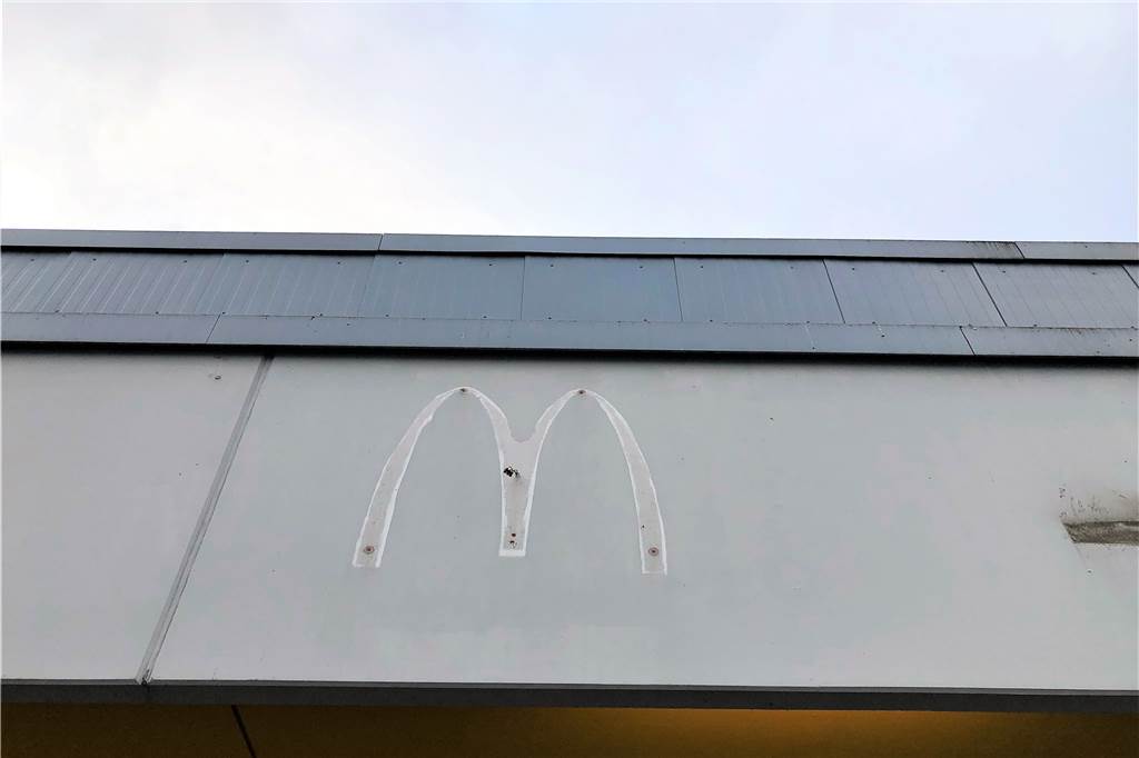 McDonald’s gibt Restaurant am Indupark Dortmund auf Auch das McDonald’s-Logo wurde bereits demontiert.