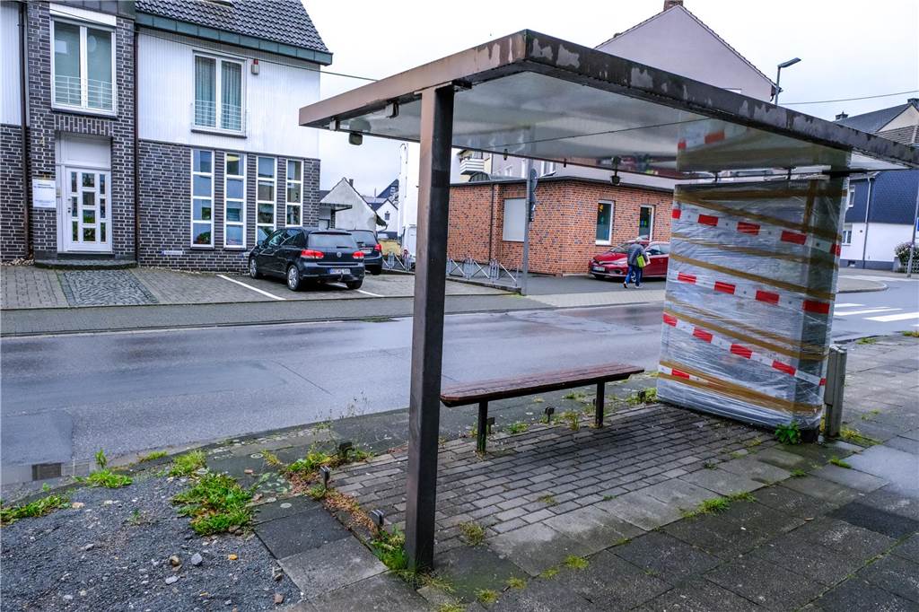 Ein Fahrgastunterstand an einer Bushaltestelle an der Winnlohstraße in Recklinghausen. Die Scheiben fehlen.
