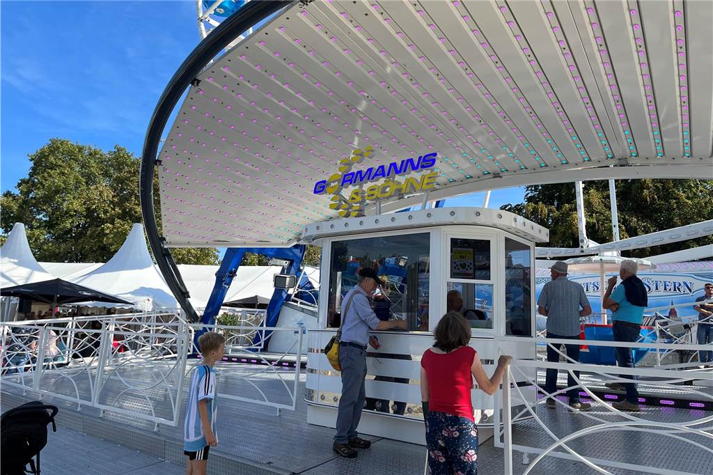 Letzter Tag auf der Kirmes : Das erleben Gäste am Montag Kirmesbesucher kaufen Tickets für das Riesenrad.