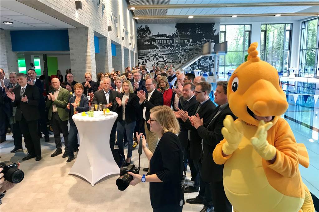 Solebad eröffnet – Mehr als 5000 Besucher stürmen am Samstag das Bad Auch das Solepferdchen, das Maskottchen des Bades, freut sich über die Eröffnung.