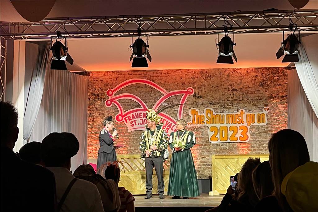 Jennifer Dreckmann redet mit dem Stadtprinzenpaar.