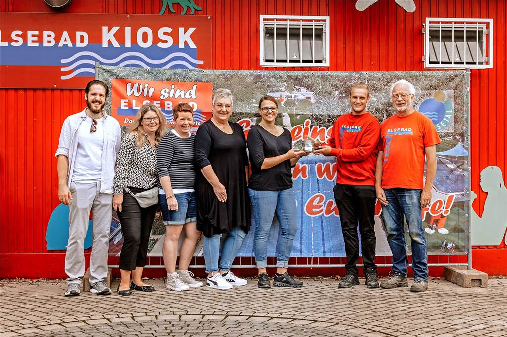 Schwerter Hilfsbereitschaft bleibt groß: Wieder Spenden für das Elsebad Auch das Team von „Osteomed Wolf“ hat fleißig für das Elsebad gesammelt.