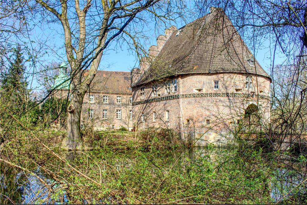 Zu sehen ist das Wasserschloss Bladenhorst in Castrop-Rauxel.