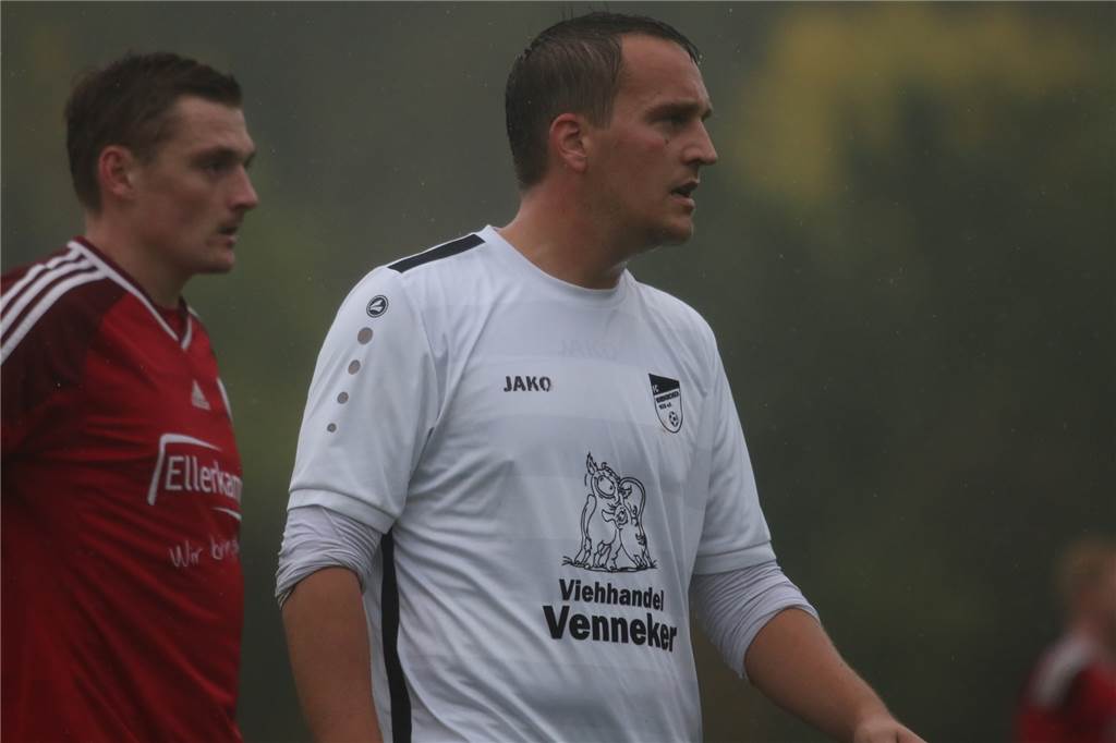 „Besondere Verbindung“: Dennis Närdemann wechselte oft zwischen SV Herbern und FC Nordkirchen Auch das Trikot des FC Nordkirchen ist kein neues für Dennis Närdemann.