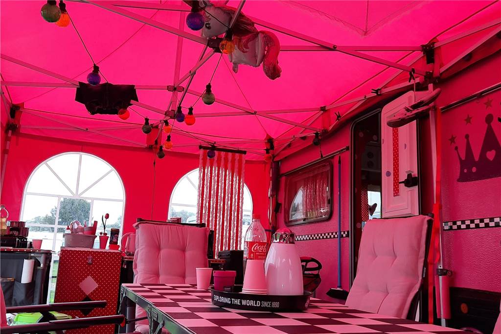 Familie Herrmann aus Dorsten mit pinkem Wohnwagen im Fernsehen Auch das Vorzelt war beim Urlaub natürlich in pinker Farbe. Doch die mochte Stefanie Herrmann schon vor dem aktuellen Barbie-Hype.