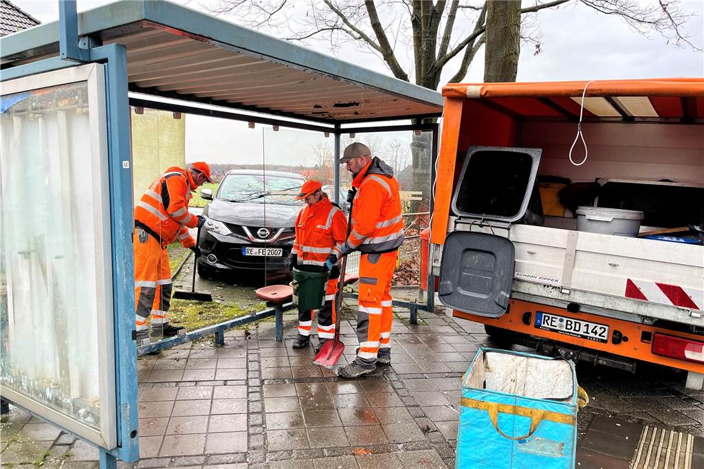 Bushaltestellen zerstört: „Was gibt es doch für Chaoten hier in Dorsten“ Mitarbeiter der Stadt sammeln Glasscherben an einem Wartehäuschen ein.