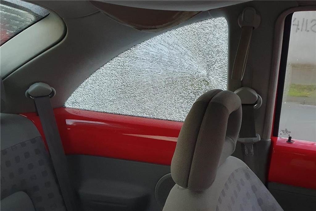Wieder zahlreiche Autoscheiben in Dorsten zerstört Auch das zweite Auto der Familie Darmietzel wurde beschädigt.
