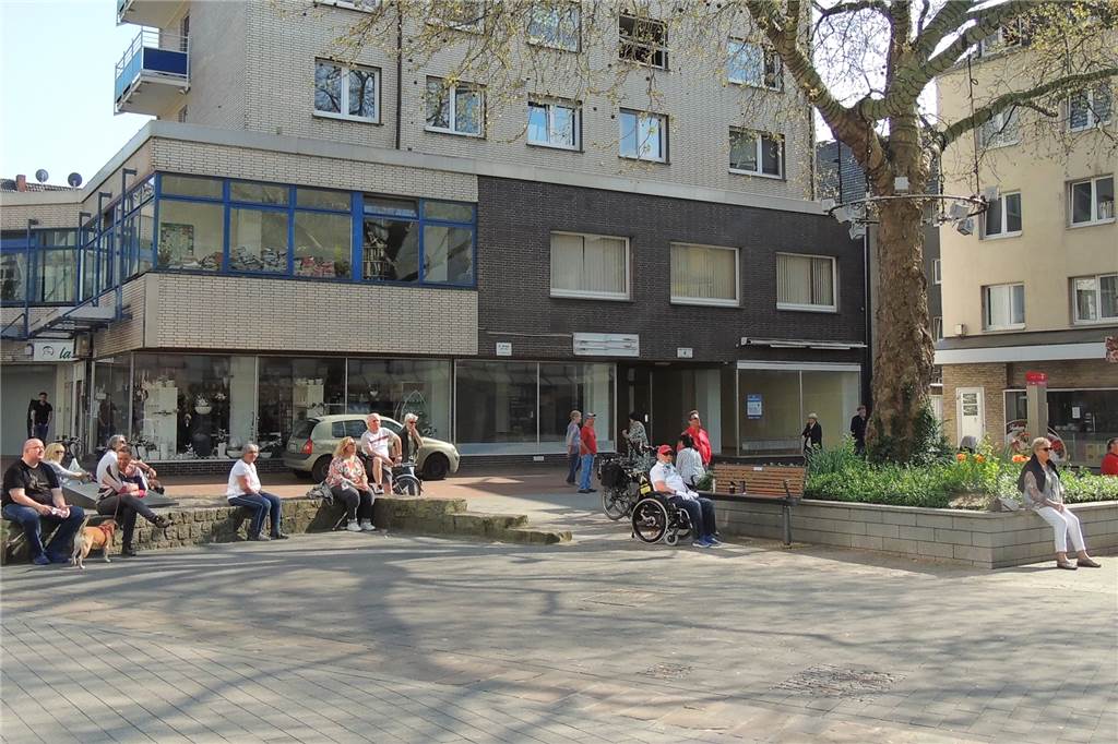 Balkonkonzert in Corona-Zeiten: Dave Cary spielte auch am Ostersonntag Auch das zweite Balkonkonzert von Dave Cary am Simon-Cohen-Platz fand am Ostersonntag in der Altstadt einige Zuhörer.