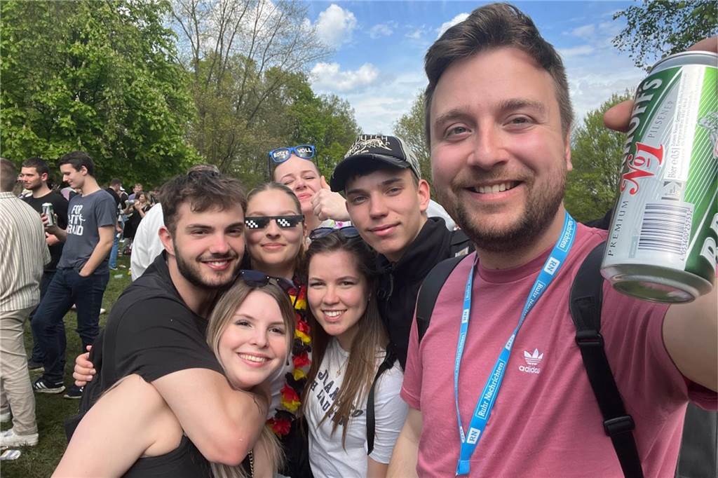 Auch das zweite Selfie mit dem Reporter wird nicht verwehrt.