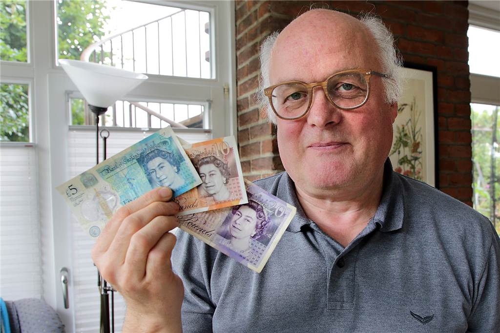 Halterner und die Queen: Eva Masthoff hat sie sogar vier Mal getroffen Auch den britischen Staatsbürger Colin Lupton (hier mit britischen Pfund-Noten) hat der Tod der Queen traurig gemacht.