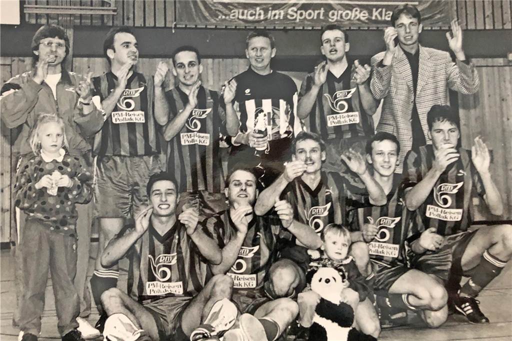 Als Norbert Elgert den SV Schermbeck in Schwimmflossen spielen ließ SV Schermbeck wird 1994 mit Trainer Norbert Elgert Dorstener Hallenstdtmeister