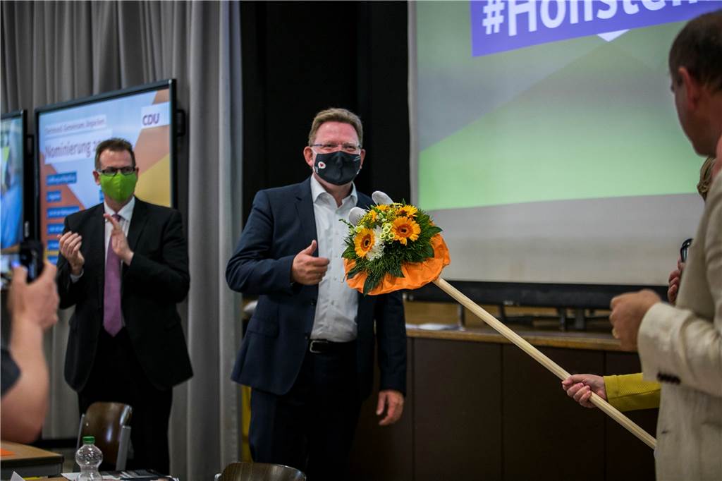 Auch den Gratulations-Blumenstrauß, überreicht von Parteivize Claudia Middendorf, gab es nur mit Abstand.