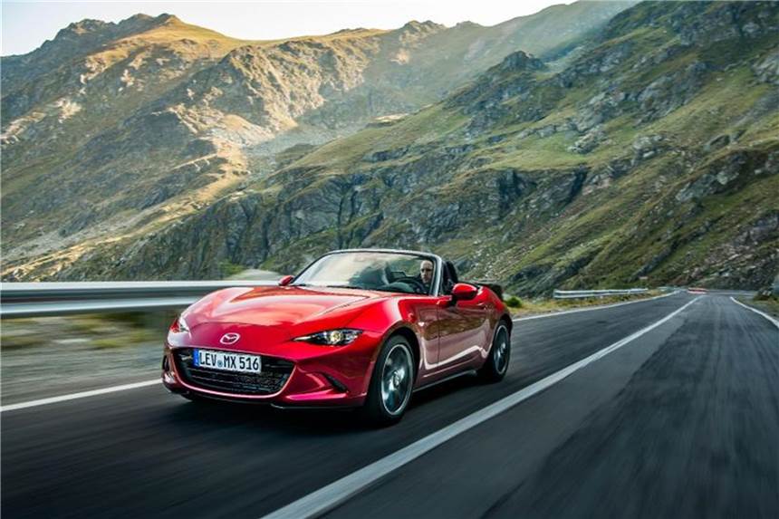 Auch den jetzt überarbeiteten Roadster MX-5 baut Mazda weiterhin mit Softtop oder als MX-5 RF mit versenkbarem Hardtop. Foto: Mazda