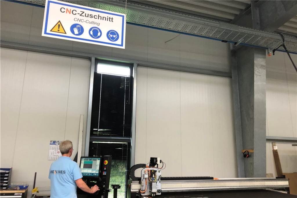 Flachglastechnologe in Selm werden - ein unbekannter und spannender Beruf Auch den Zuschnitt des Glases mit der CNC-Maschinen lernen künftige Flachglastechnologen bei der Firma Mennes.