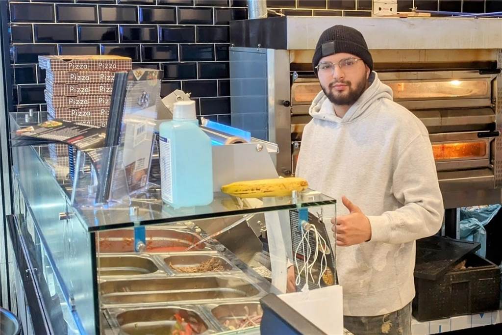 Neue Pizzeria „La Terra“ hat auch Balkan-Spezialitäten auf Speisekarte Jems, Sohn von Inhaber Sefket Saiti, steht in der Pizzeria "La Terra Italiana" in Dorsten hinter den Zutaten.