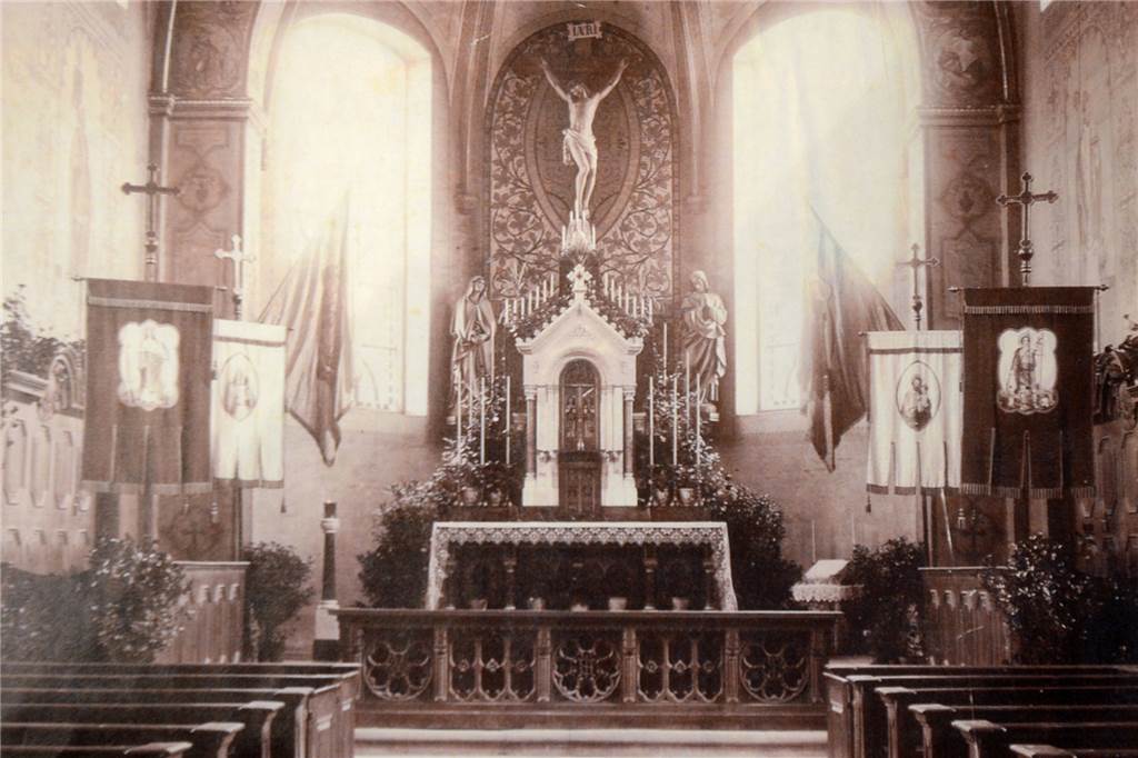 Warum die Mauritius-Kirche und das gesamte Dorf vor 300 Jahren umziehen mussten Auch der Altarraum sah früher völlig anders aus. Bei der grundlegenden Renovierung 1979 wurde der Hochaltar abgebaut und zwischengelagert.