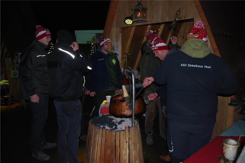 Auch der Angelverein ließ es sich nicht nehmen, etwas zum Adventsmarkt beizutragen. 